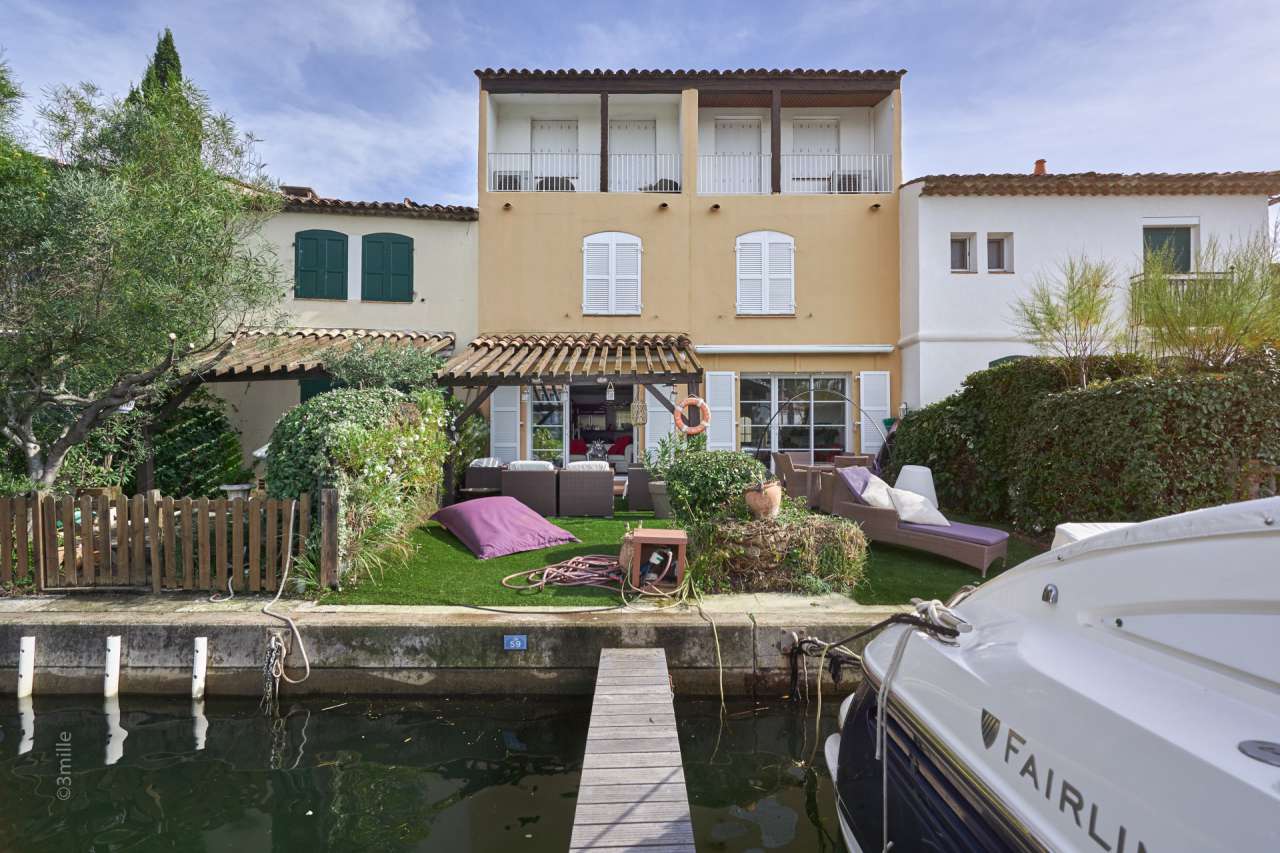 With 2 private boat moorings of 14m each, this exceptional 6 bedroom waterf