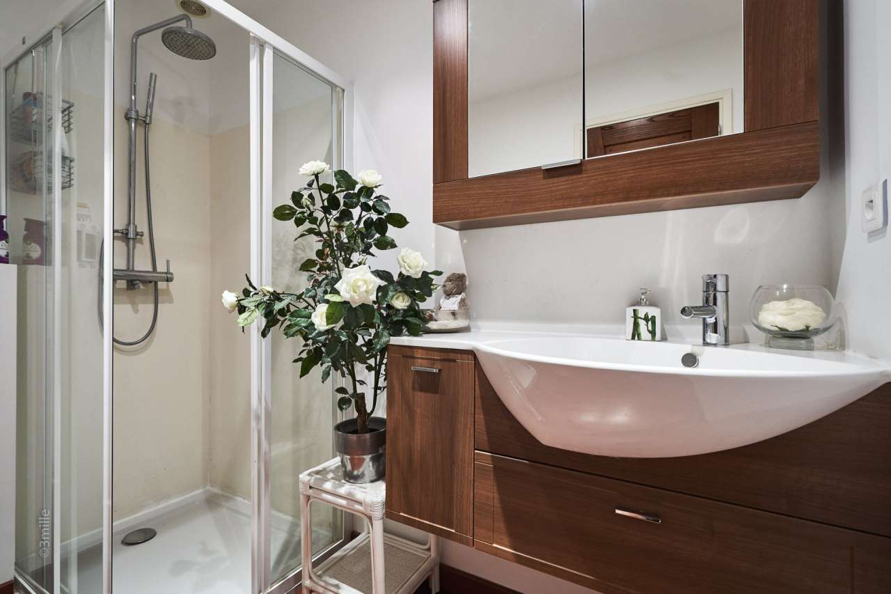 With 2 private boat moorings of 14m each, this exceptional 6 bedroom waterf