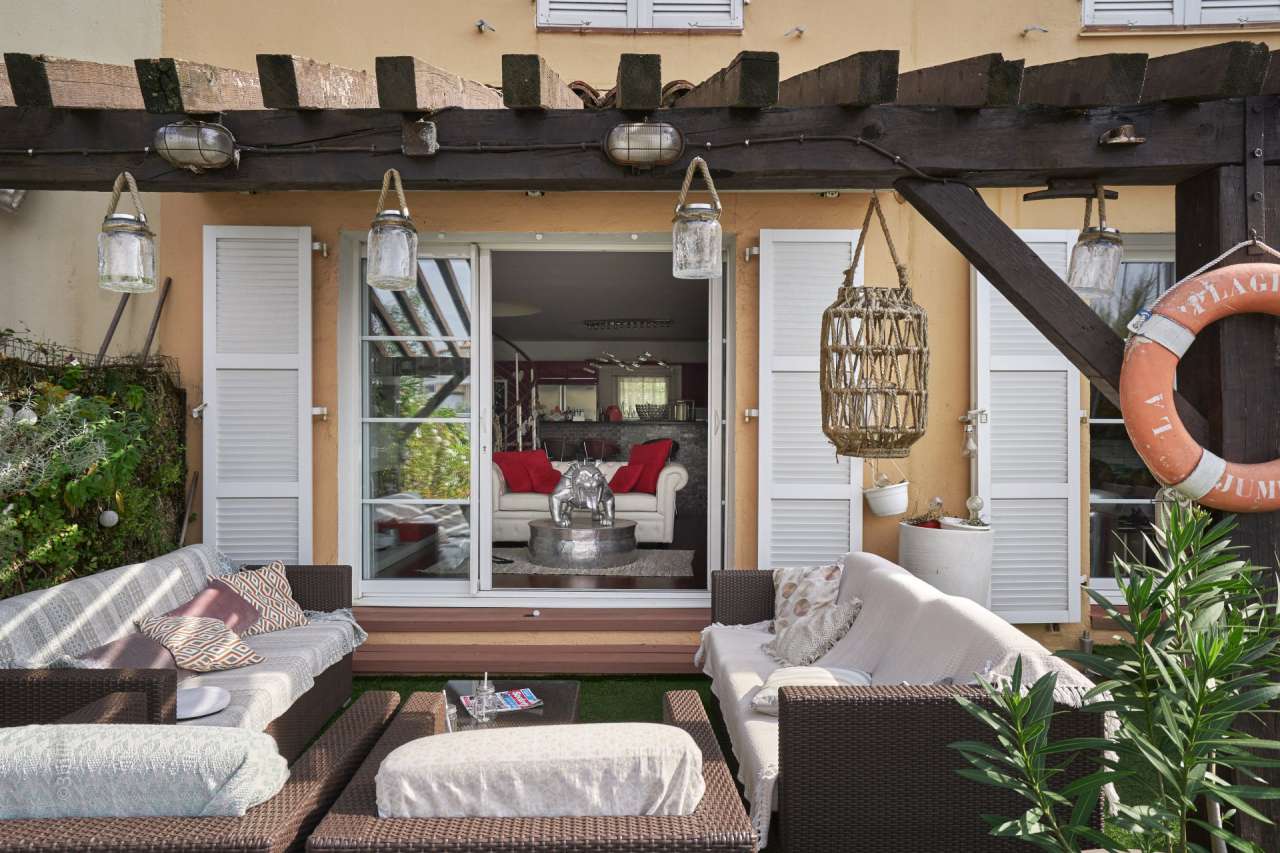 With 2 private boat moorings of 14m each, this exceptional 6 bedroom waterf