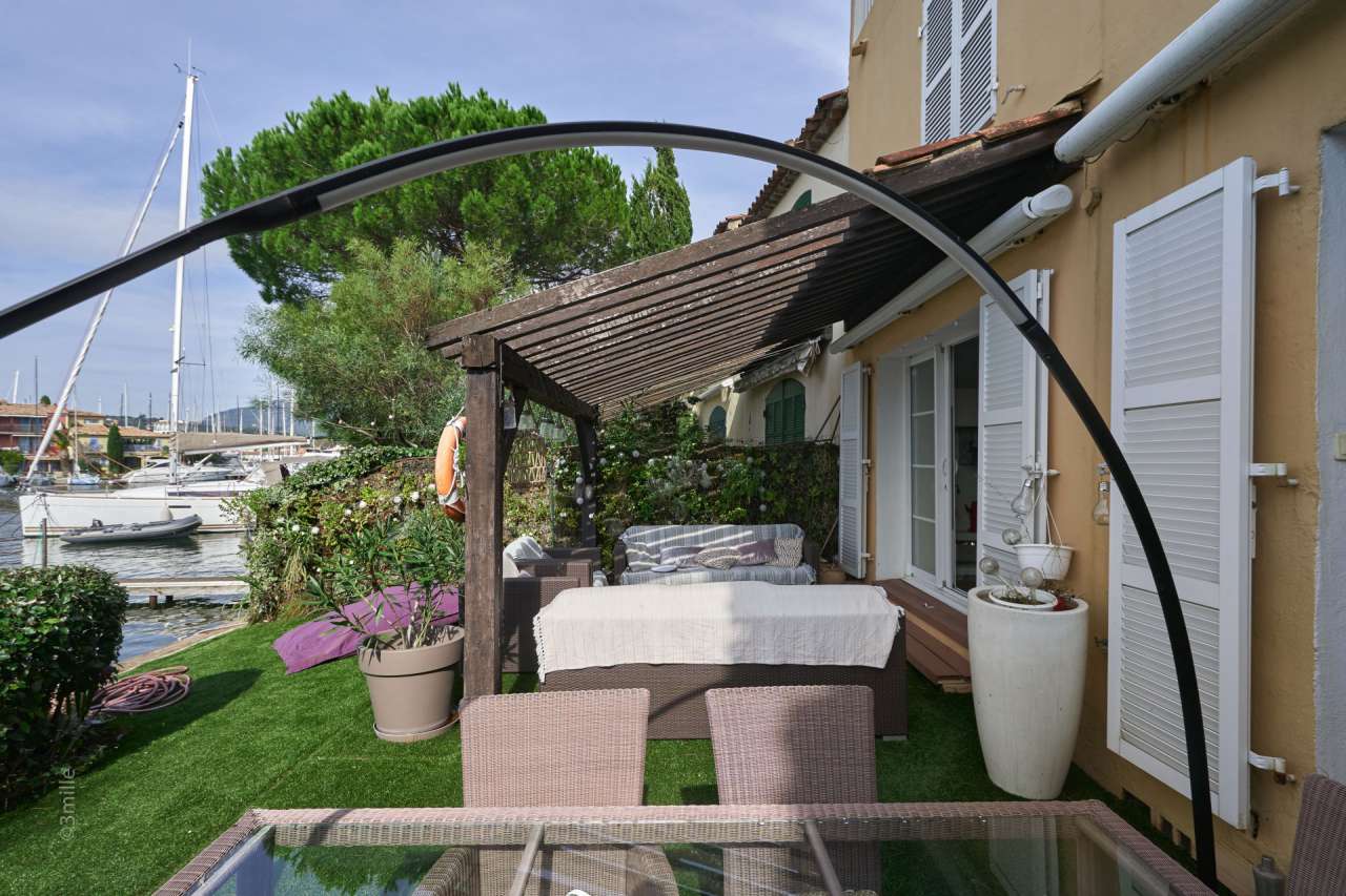 With 2 private boat moorings of 14m each, this exceptional 6 bedroom waterf