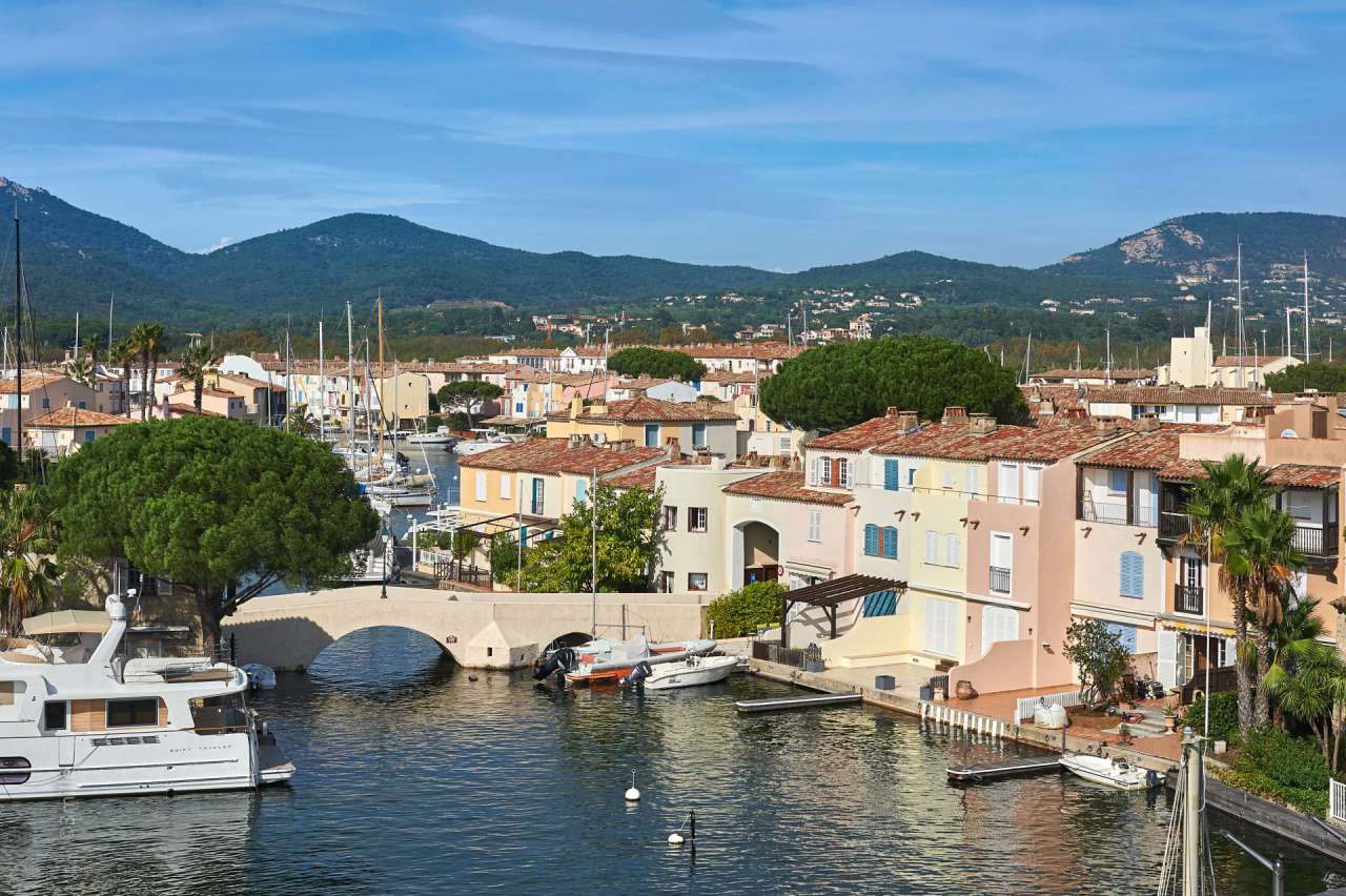 With 2 private boat moorings of 14m each, this exceptional 6 bedroom waterf