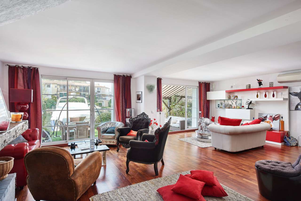 With 2 private boat moorings of 14m each, this exceptional 6 bedroom waterf