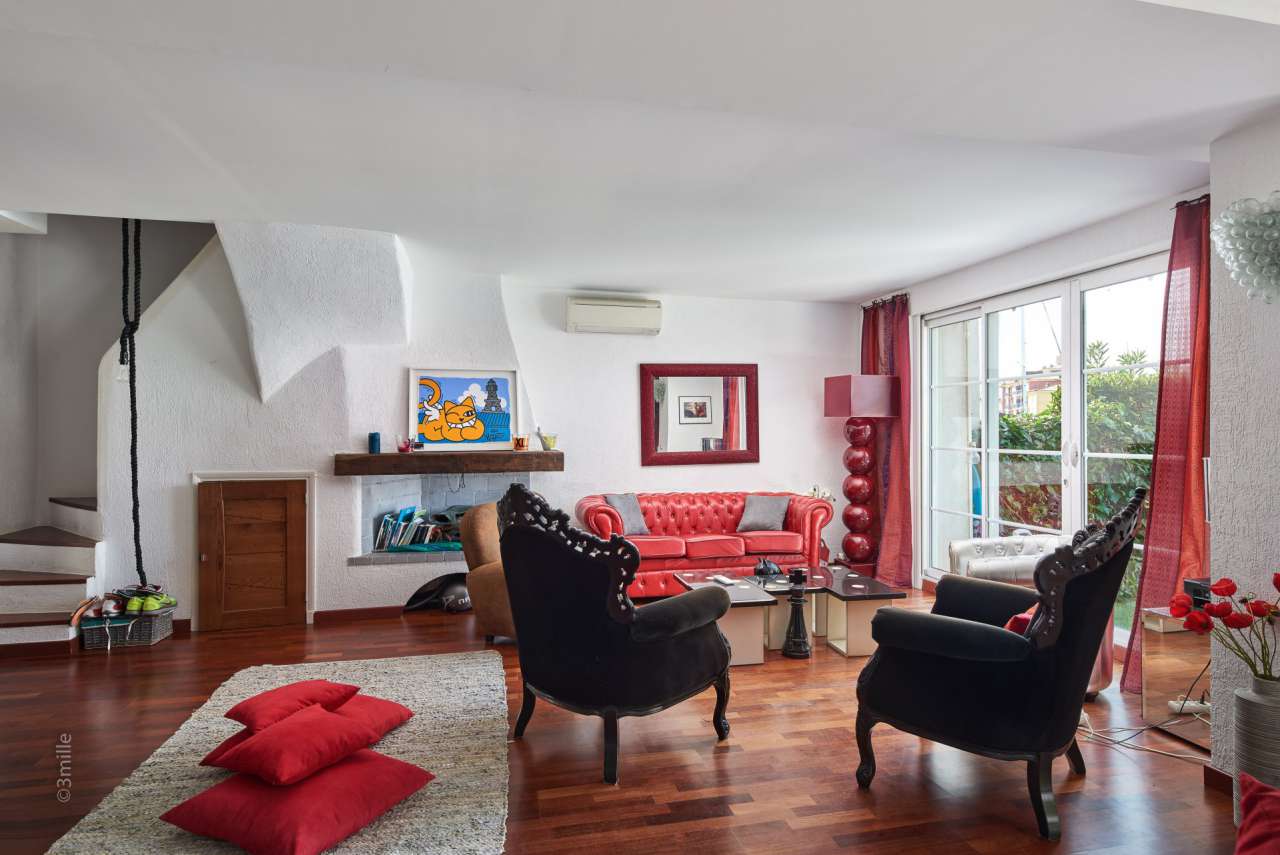 With 2 private boat moorings of 14m each, this exceptional 6 bedroom waterf