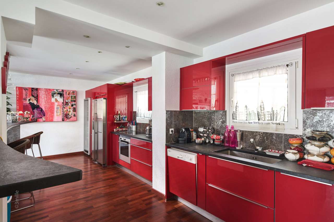 With 2 private boat moorings of 14m each, this exceptional 6 bedroom waterf