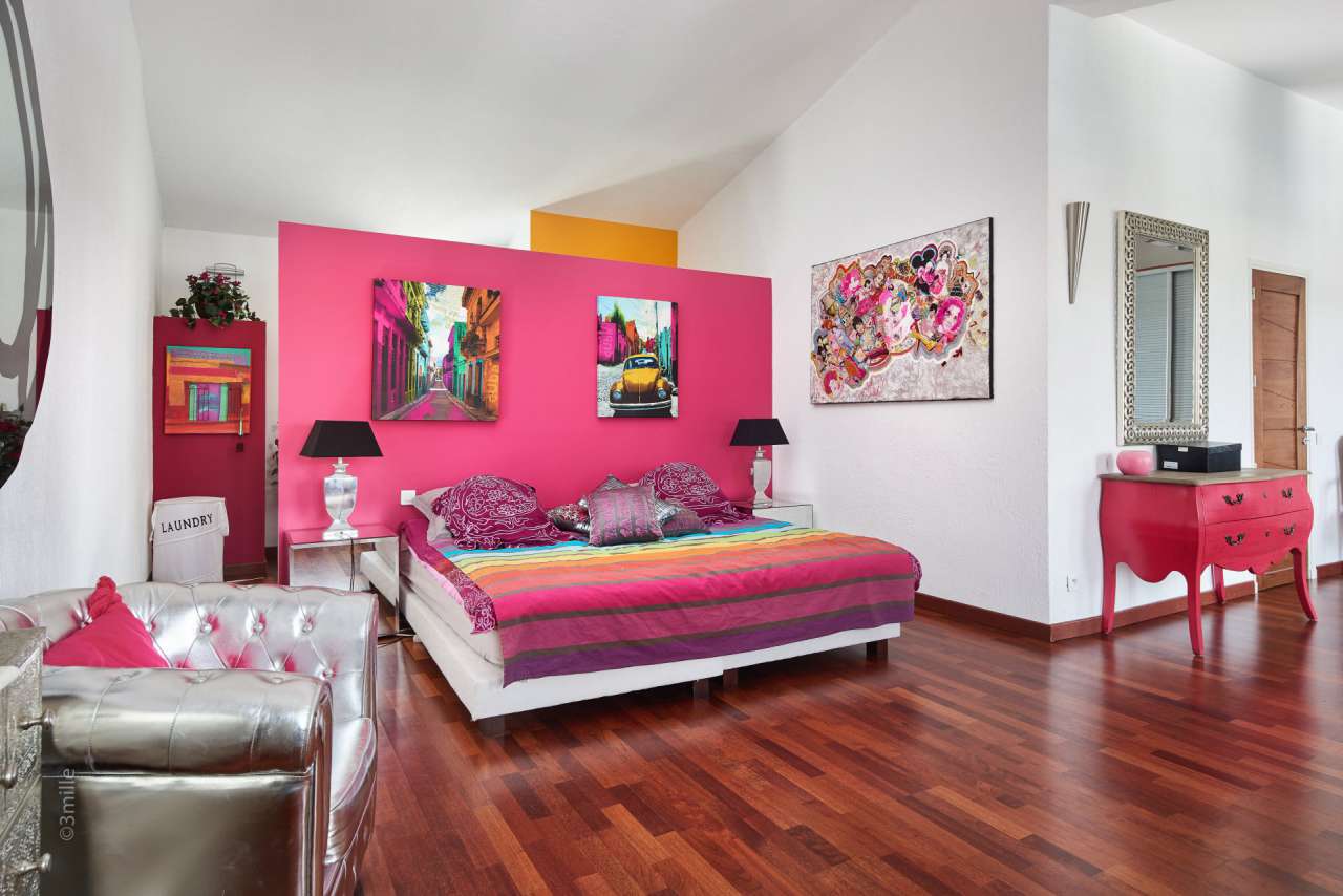 With 2 private boat moorings of 14m each, this exceptional 6 bedroom waterf