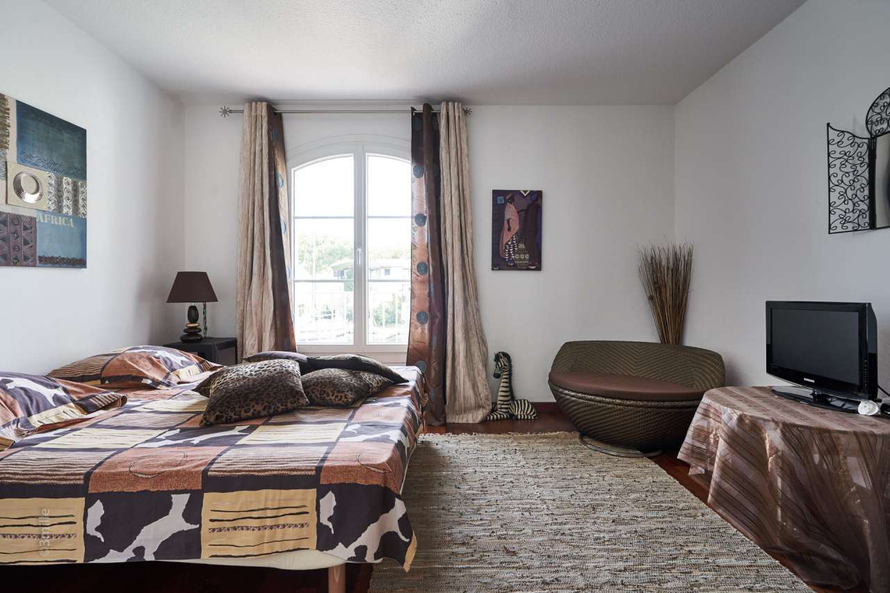 With 2 private boat moorings of 14m each, this exceptional 6 bedroom waterf