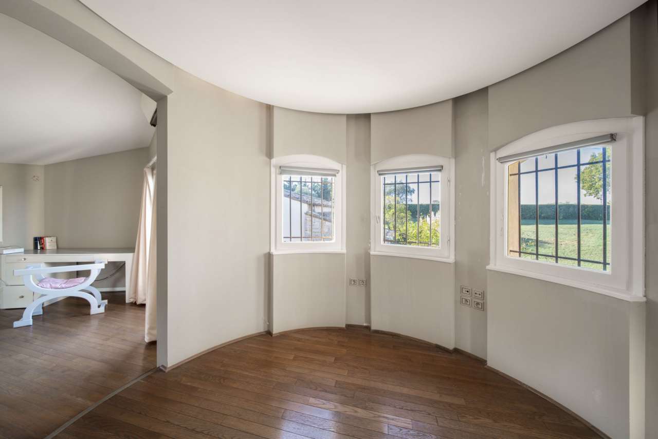 Magnificent villa set within a large and beautifully landscaped plot of 7,4