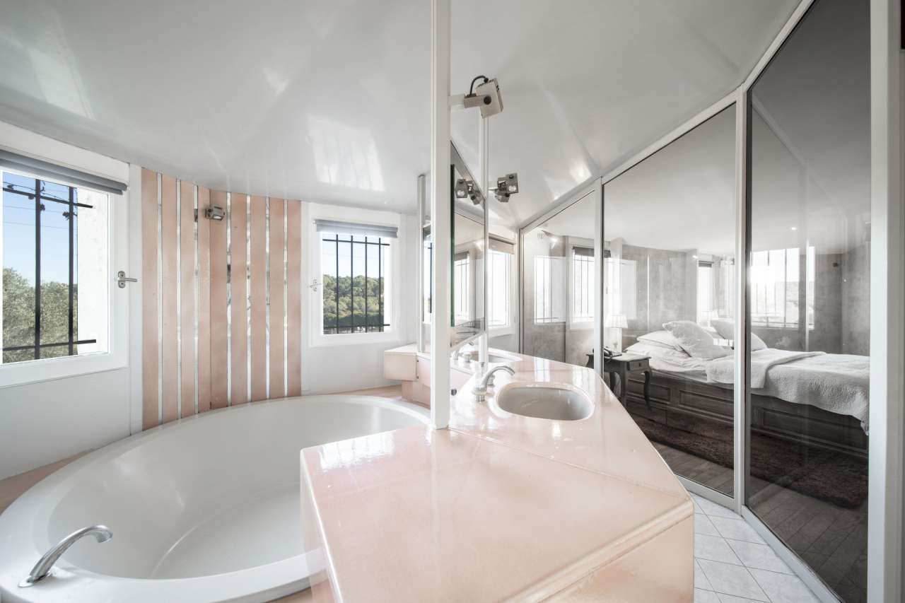 Magnificent villa set within a large and beautifully landscaped plot of 7,4