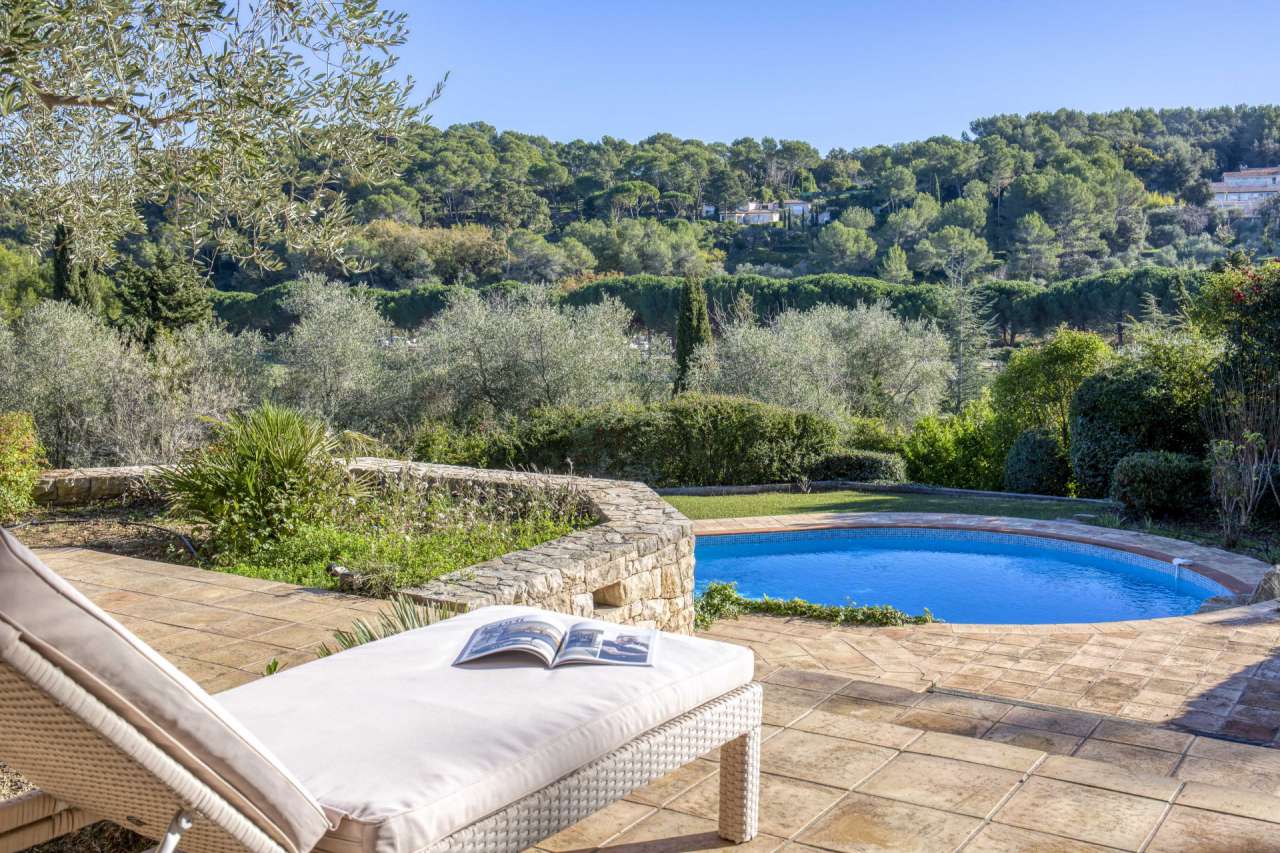 Magnificent villa set within a large and beautifully landscaped plot of 7,4