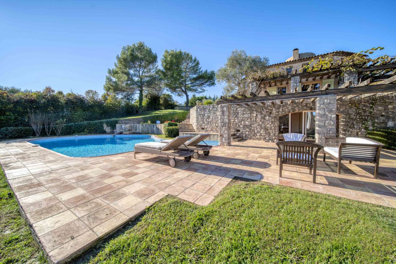 Magnificent villa set within a large and beautifully landscaped plot of 7,4