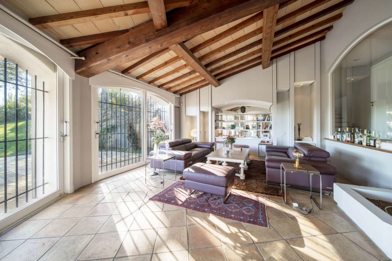 Magnificent villa set within a large and beautifully landscaped plot of 7,4