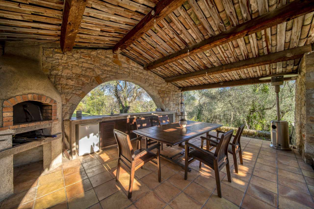 Magnificent villa set within a large and beautifully landscaped plot of 7,4