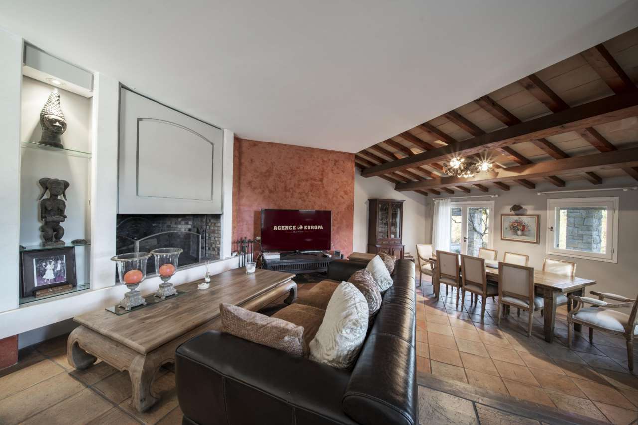 Magnificent villa set within a large and beautifully landscaped plot of 7,4