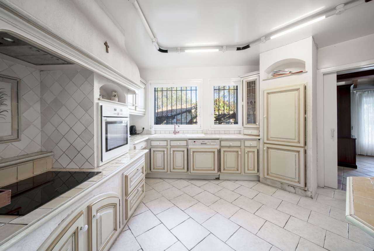 Magnificent villa set within a large and beautifully landscaped plot of 7,4