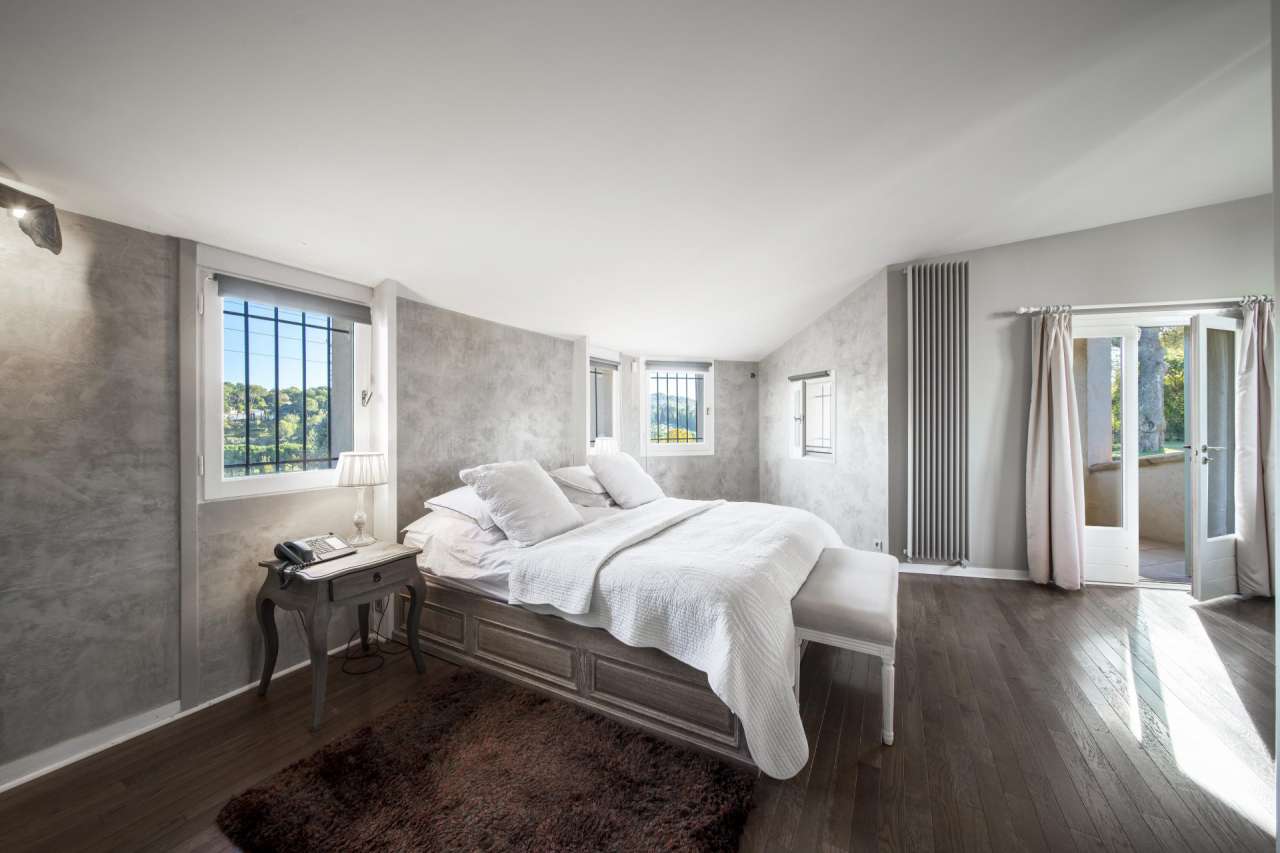 Magnificent villa set within a large and beautifully landscaped plot of 7,4