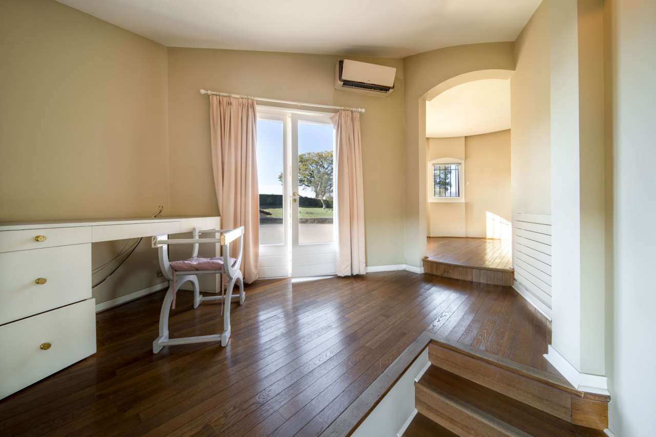 Magnificent villa set within a large and beautifully landscaped plot of 7,4