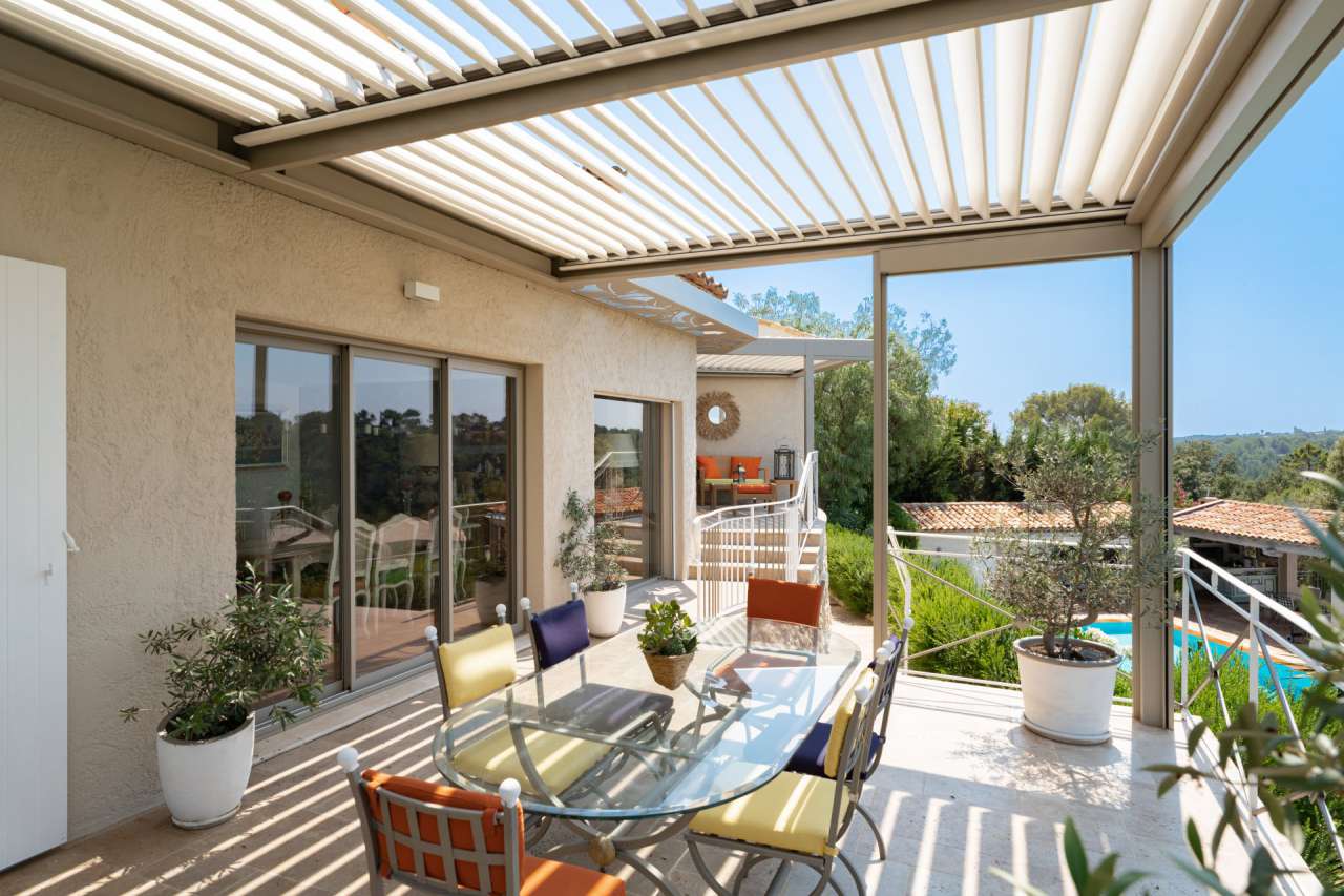 Enjoying far reaching countryside views is this fabulous 4 bedroom villa se