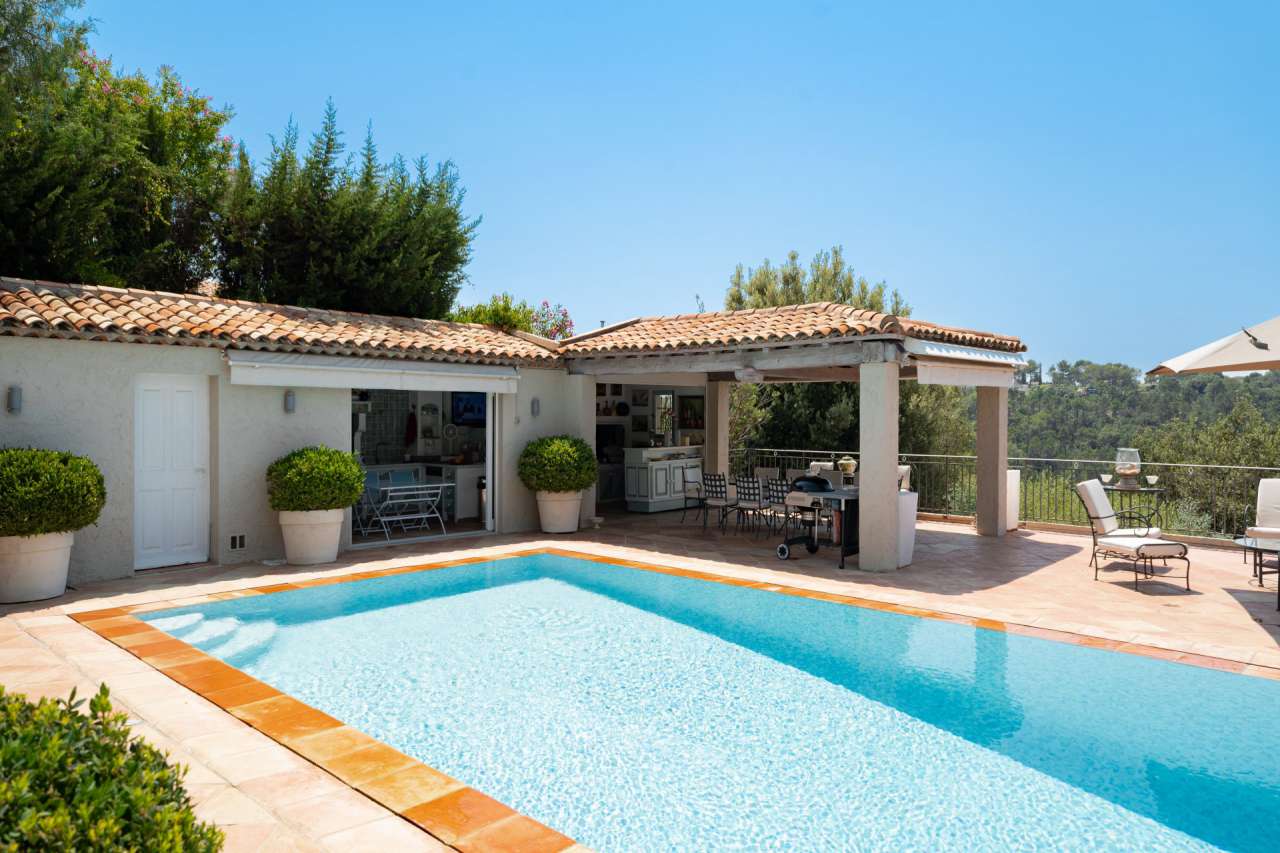 Enjoying far reaching countryside views is this fabulous 4 bedroom villa se