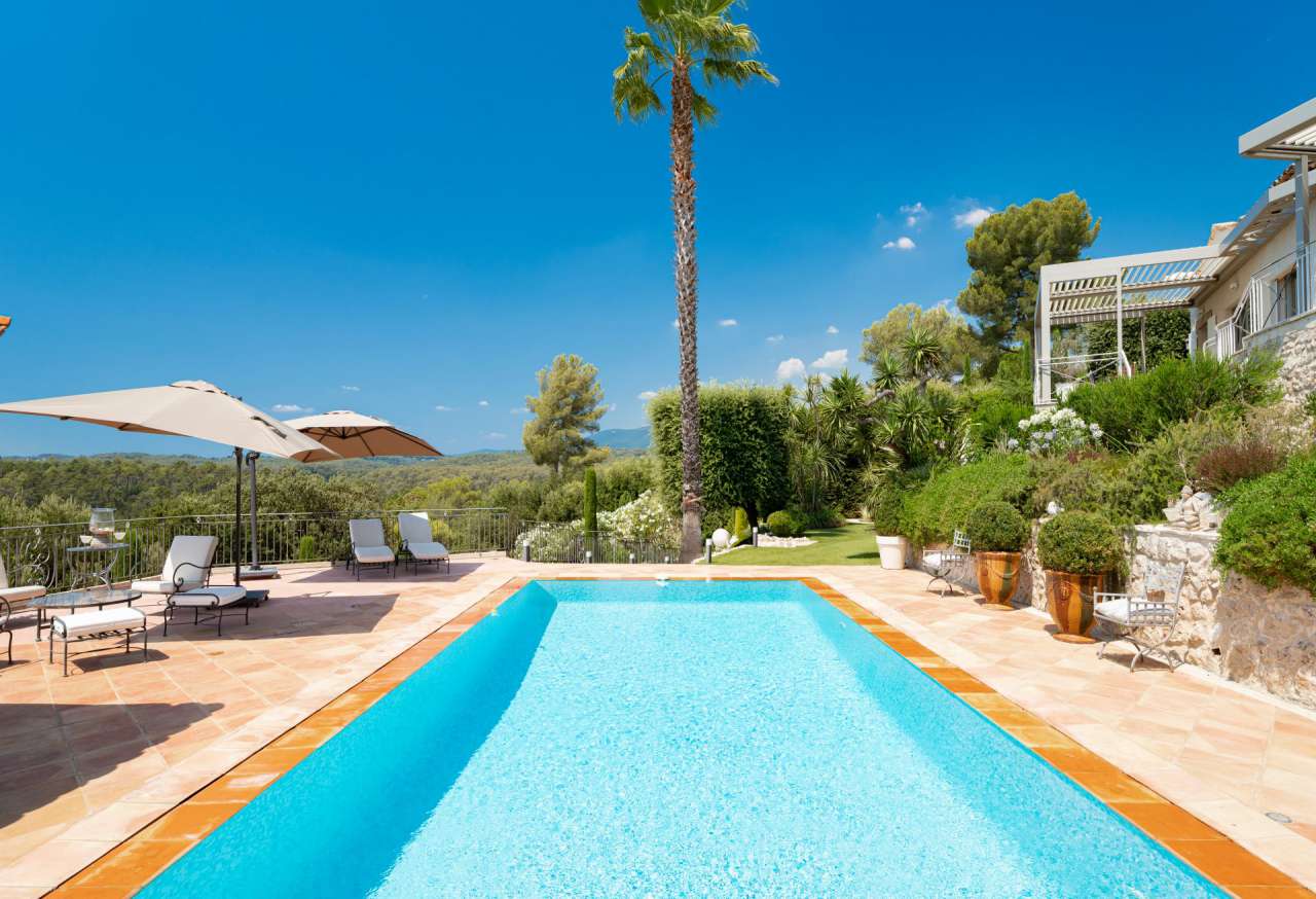 Enjoying far reaching countryside views is this fabulous 4 bedroom villa se