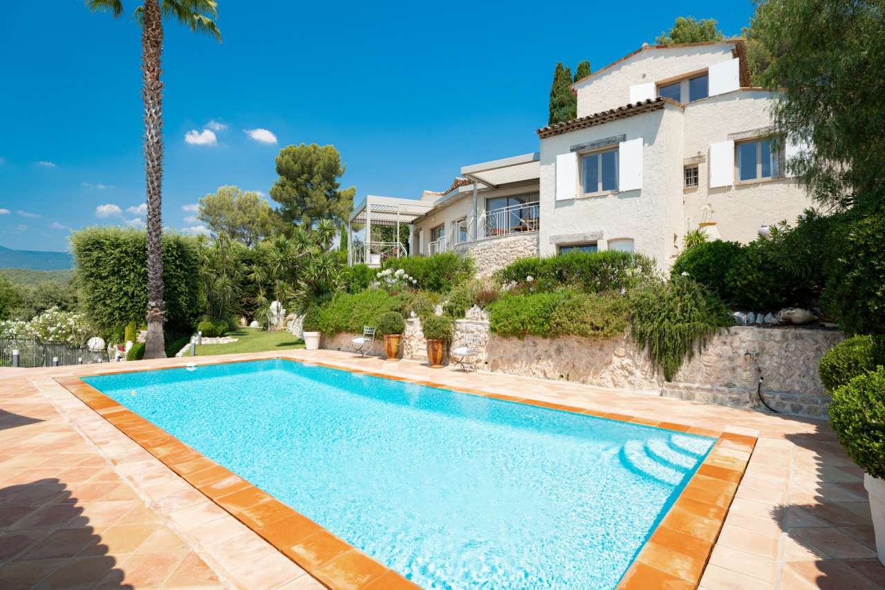 Enjoying far reaching countryside views is this fabulous 4 bedroom villa se