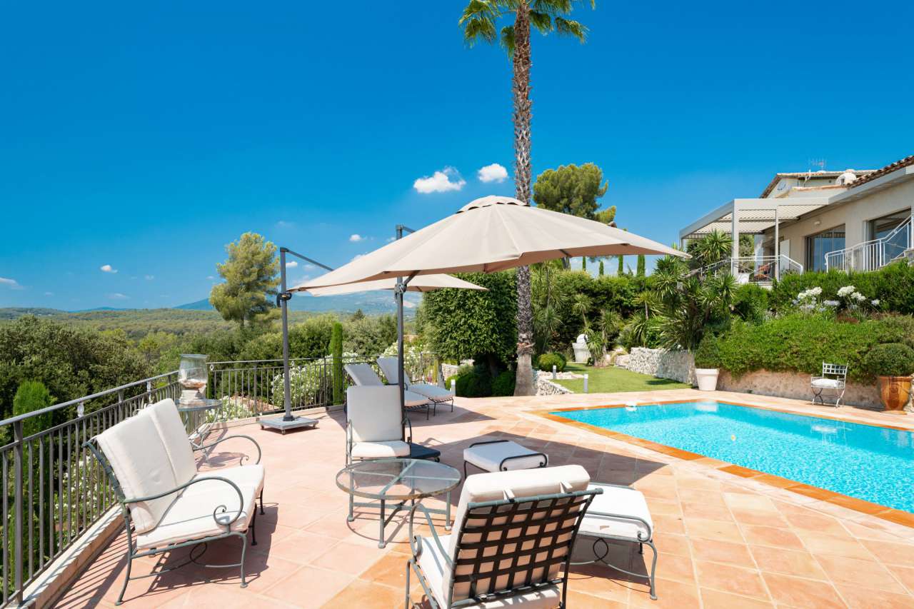 Enjoying far reaching countryside views is this fabulous 4 bedroom villa se