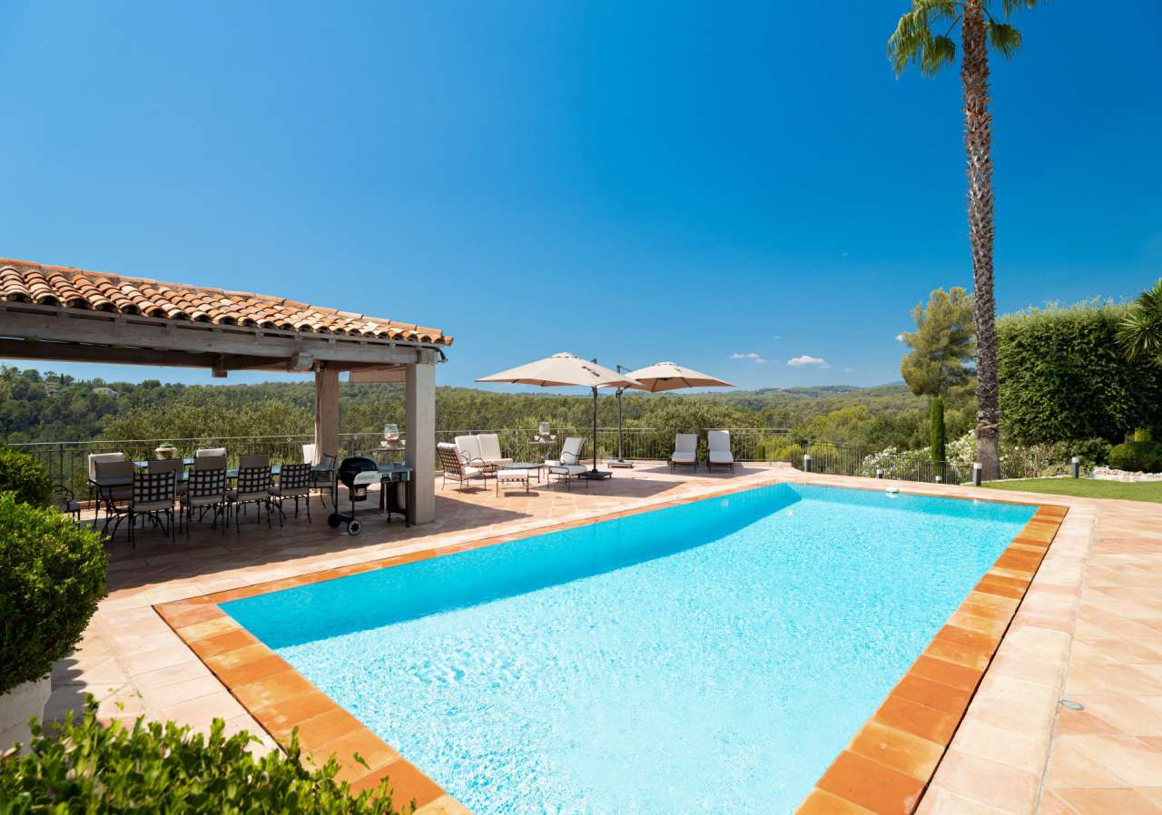 Enjoying far reaching countryside views is this fabulous 4 bedroom villa se