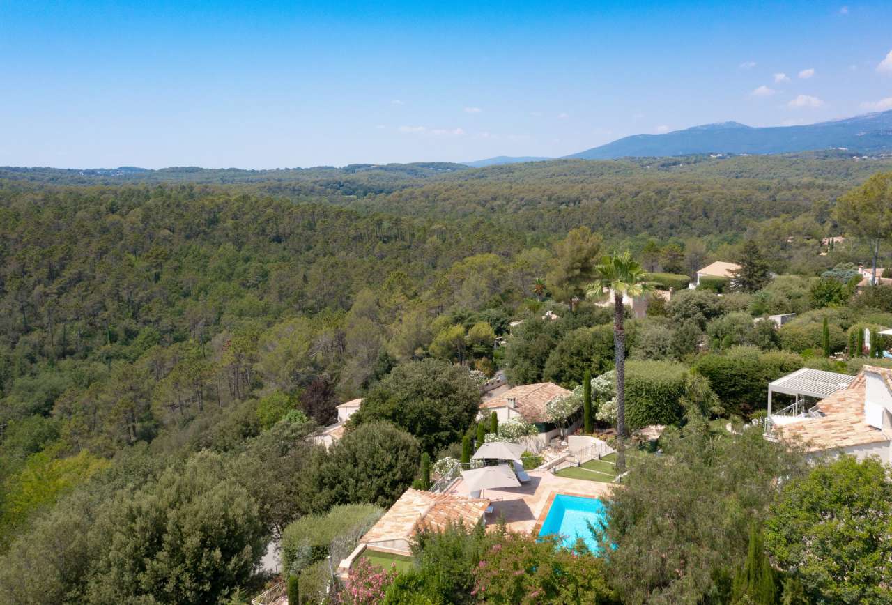 Enjoying far reaching countryside views is this fabulous 4 bedroom villa se