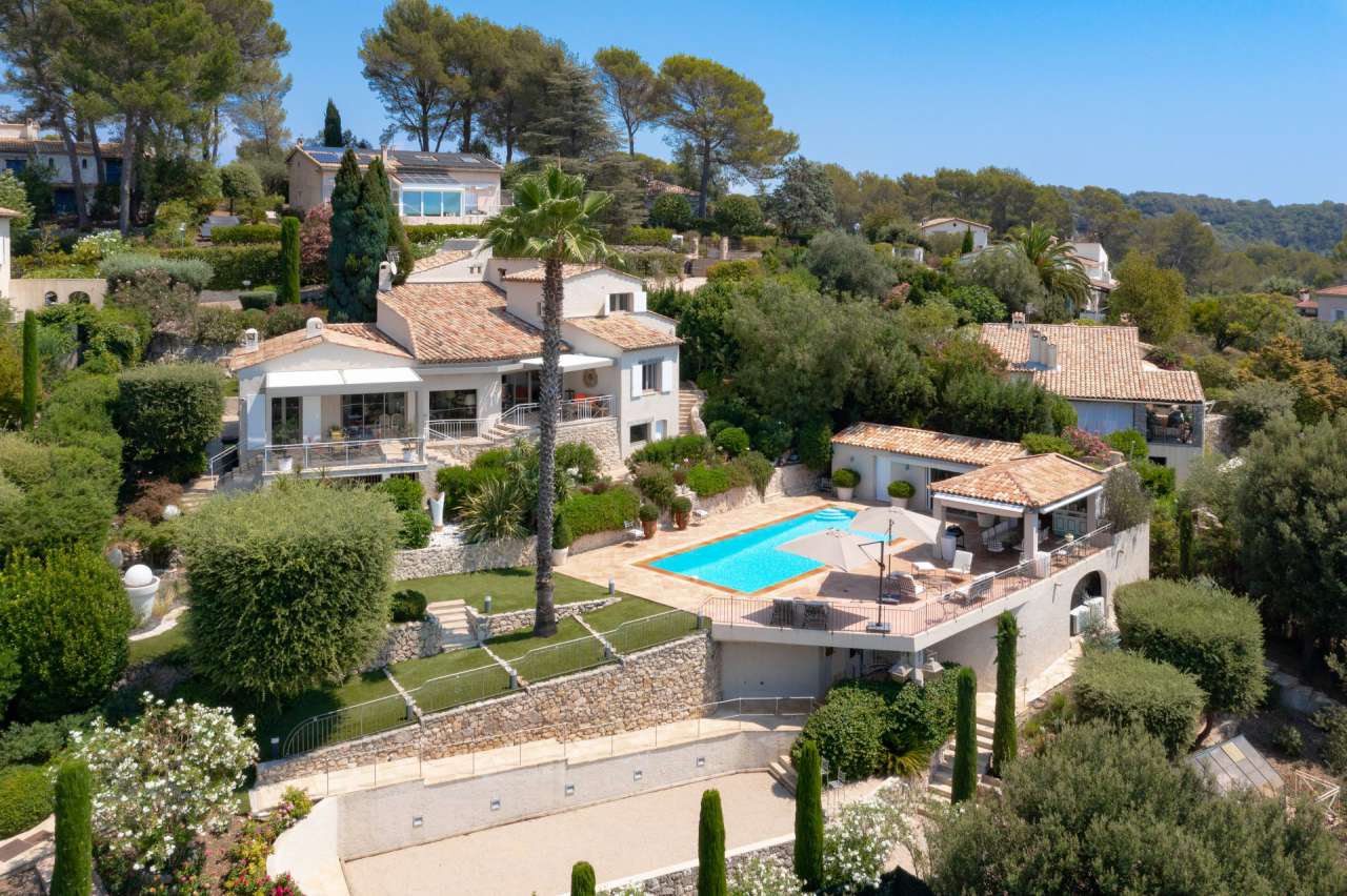 Enjoying far reaching countryside views is this fabulous 4 bedroom villa se