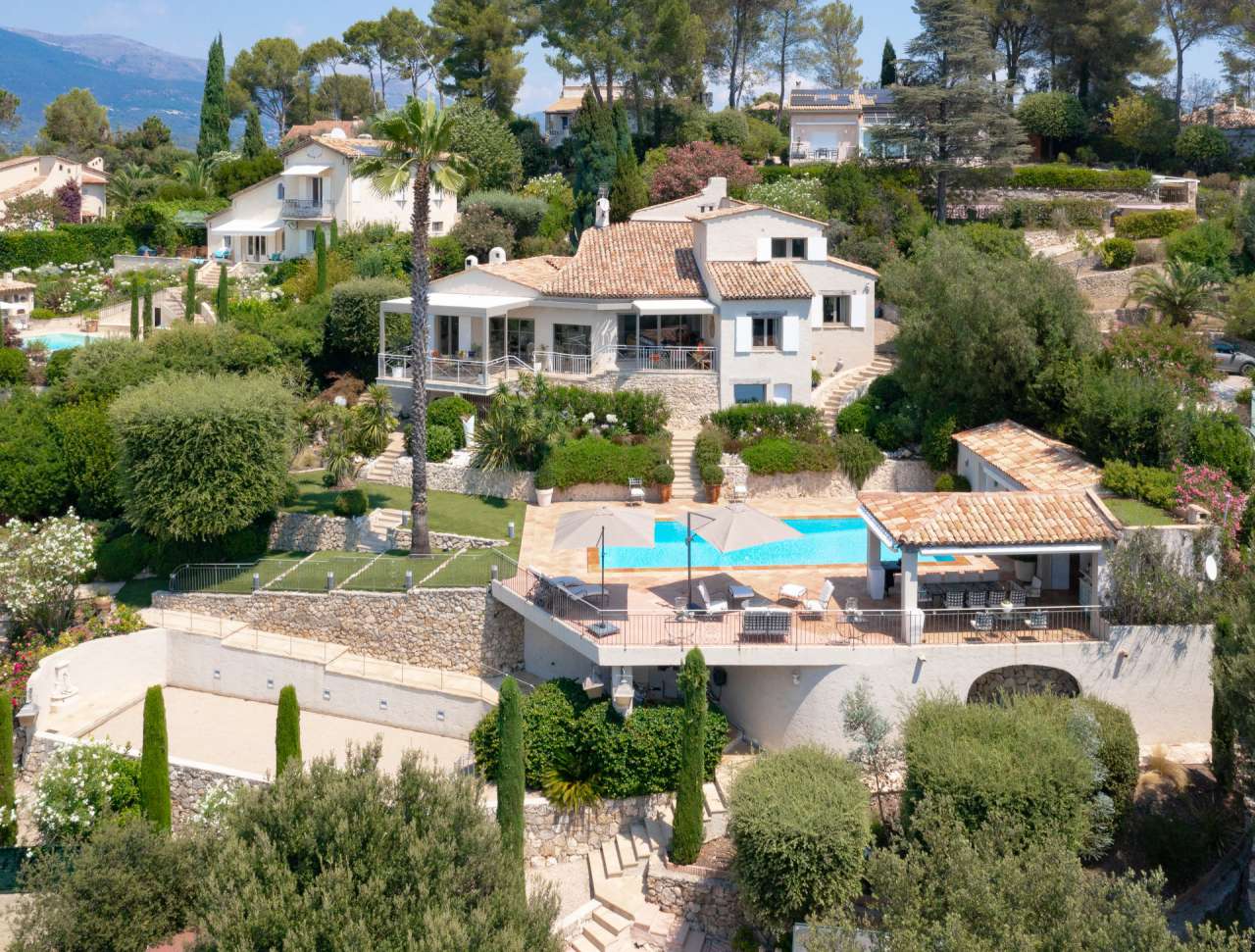 Enjoying far reaching countryside views is this fabulous 4 bedroom villa se