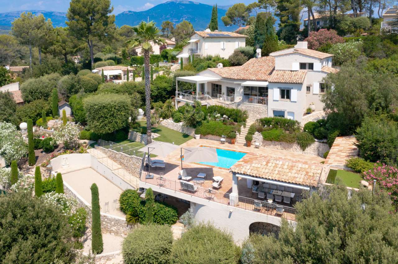 Enjoying far reaching countryside views is this fabulous 4 bedroom villa se