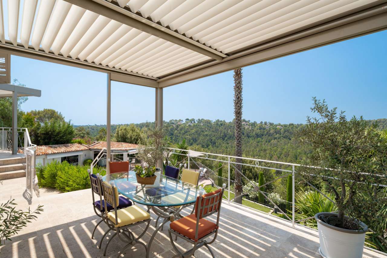 Enjoying far reaching countryside views is this fabulous 4 bedroom villa se