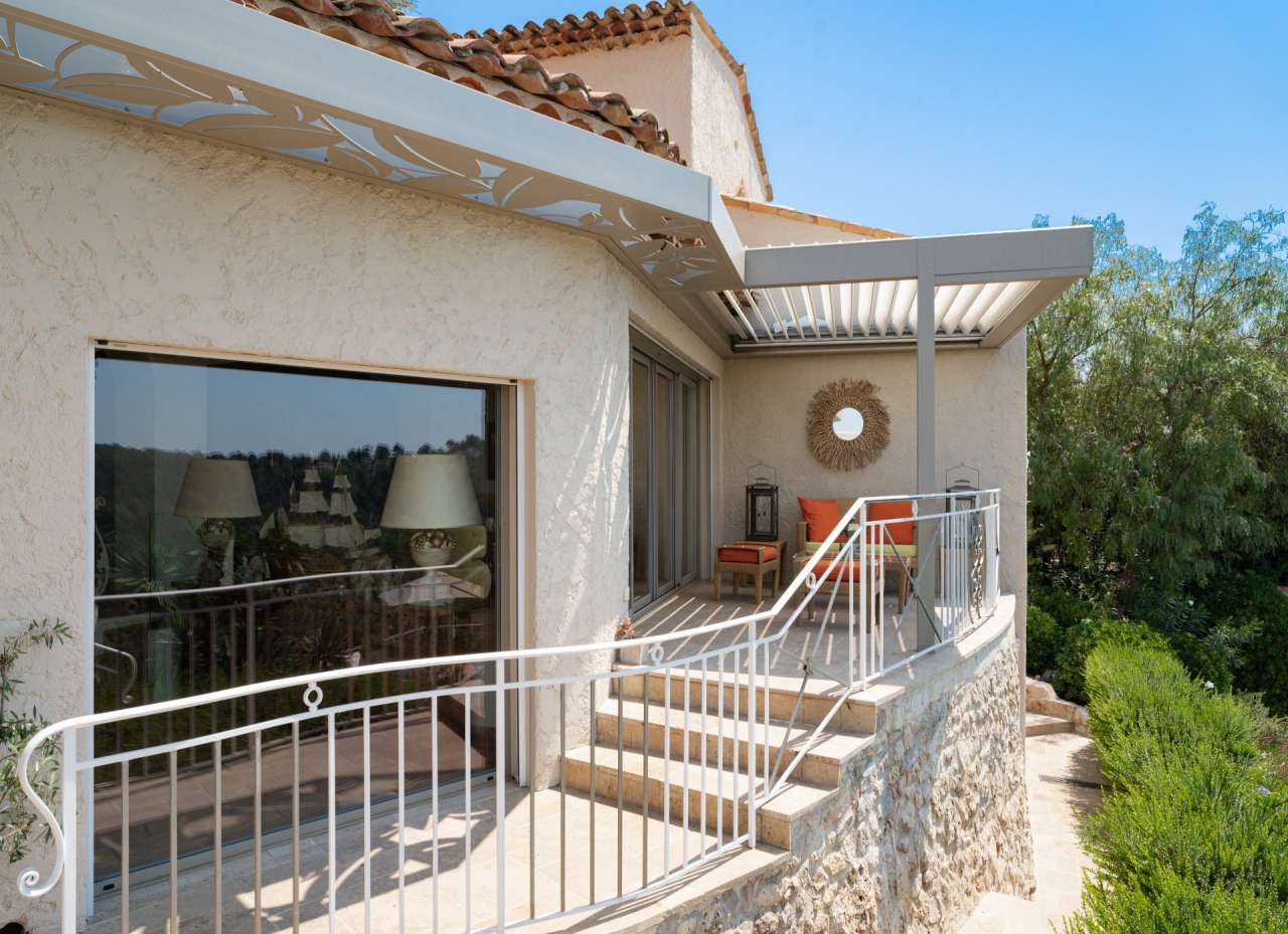 Enjoying far reaching countryside views is this fabulous 4 bedroom villa se