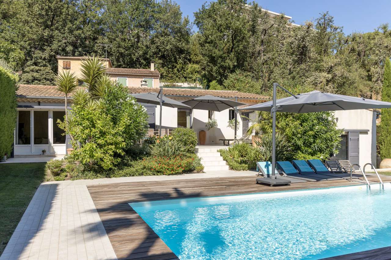 Beautiful 4 bedroom single storey Provencal style villa set in 1/4 acre of