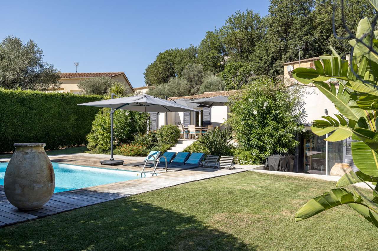 Beautiful 4 bedroom single storey Provencal style villa set in 1/4 acre of