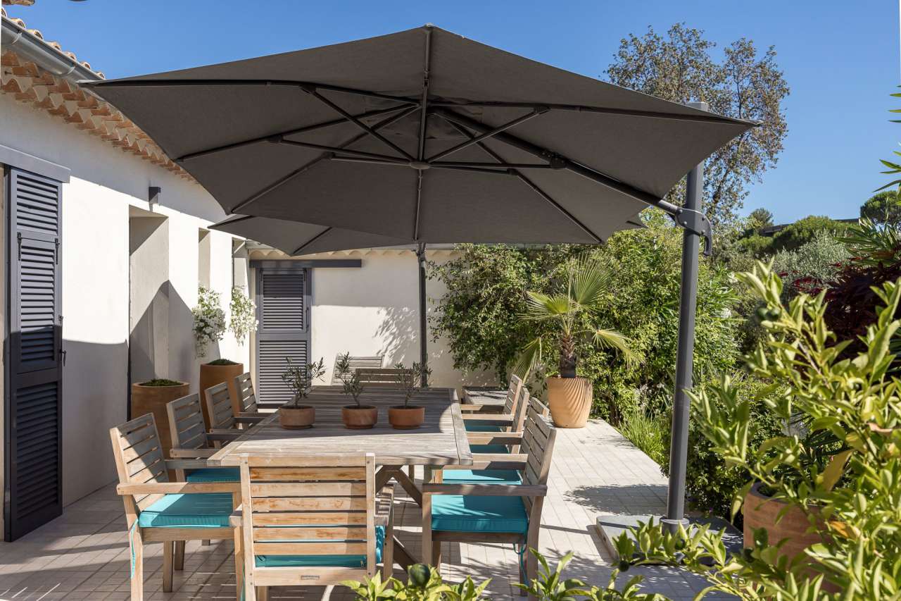 Beautiful 4 bedroom single storey Provencal style villa set in 1/4 acre of