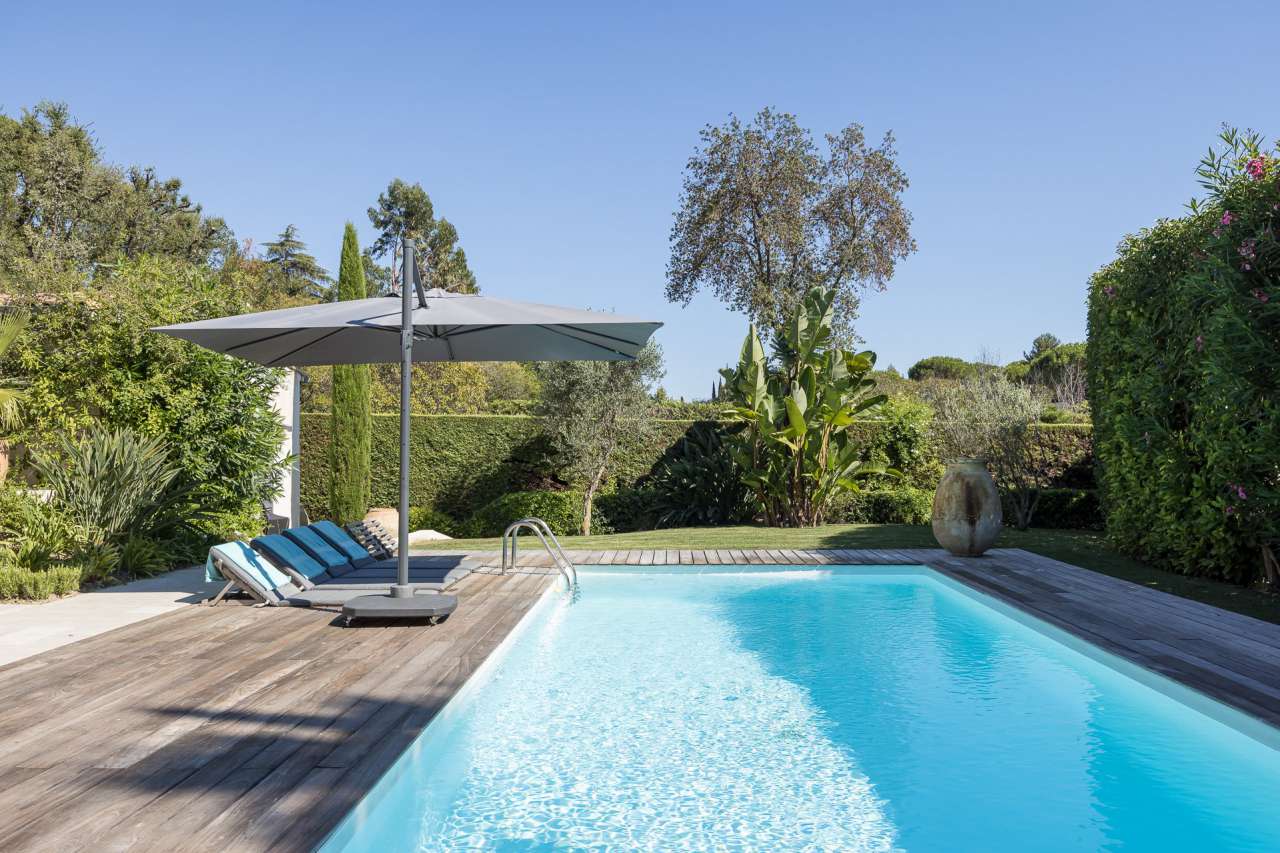 Beautiful 4 bedroom single storey Provencal style villa set in 1/4 acre of