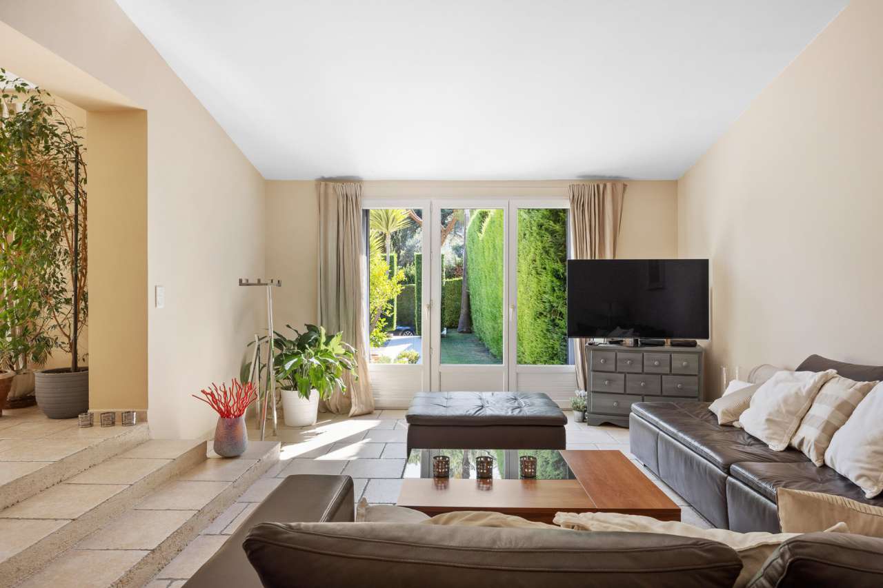 Beautiful 4 bedroom single storey Provencal style villa set in 1/4 acre of