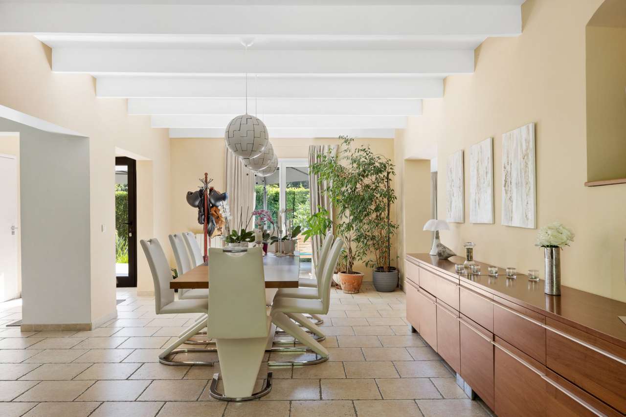 Beautiful 4 bedroom single storey Provencal style villa set in 1/4 acre of