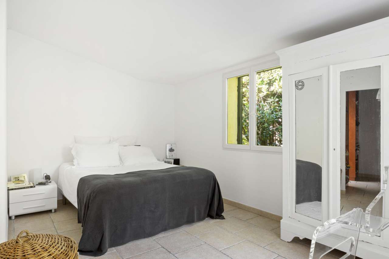 Beautiful 4 bedroom single storey Provencal style villa set in 1/4 acre of