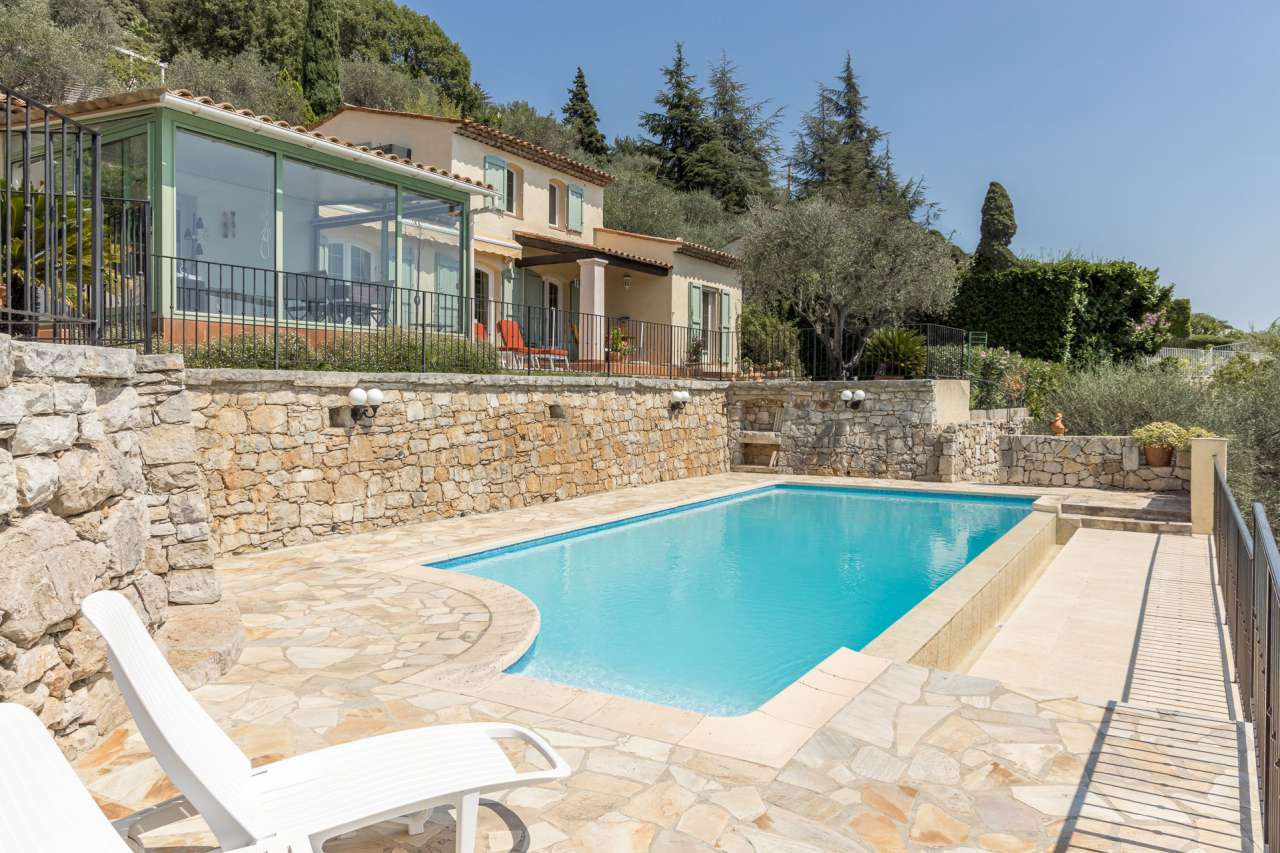 With stunning hill and sea views, this charming Provencal style 3 bedroom v