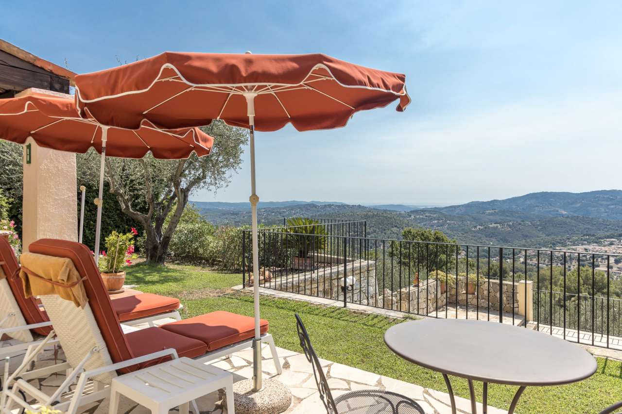 With stunning hill and sea views, this charming Provencal style 3 bedroom v