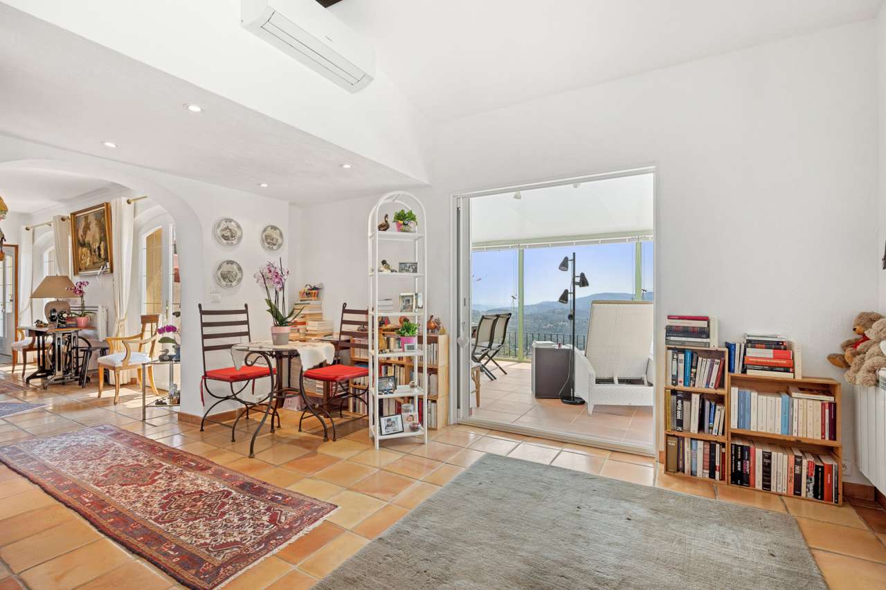 With stunning hill and sea views, this charming Provencal style 3 bedroom v