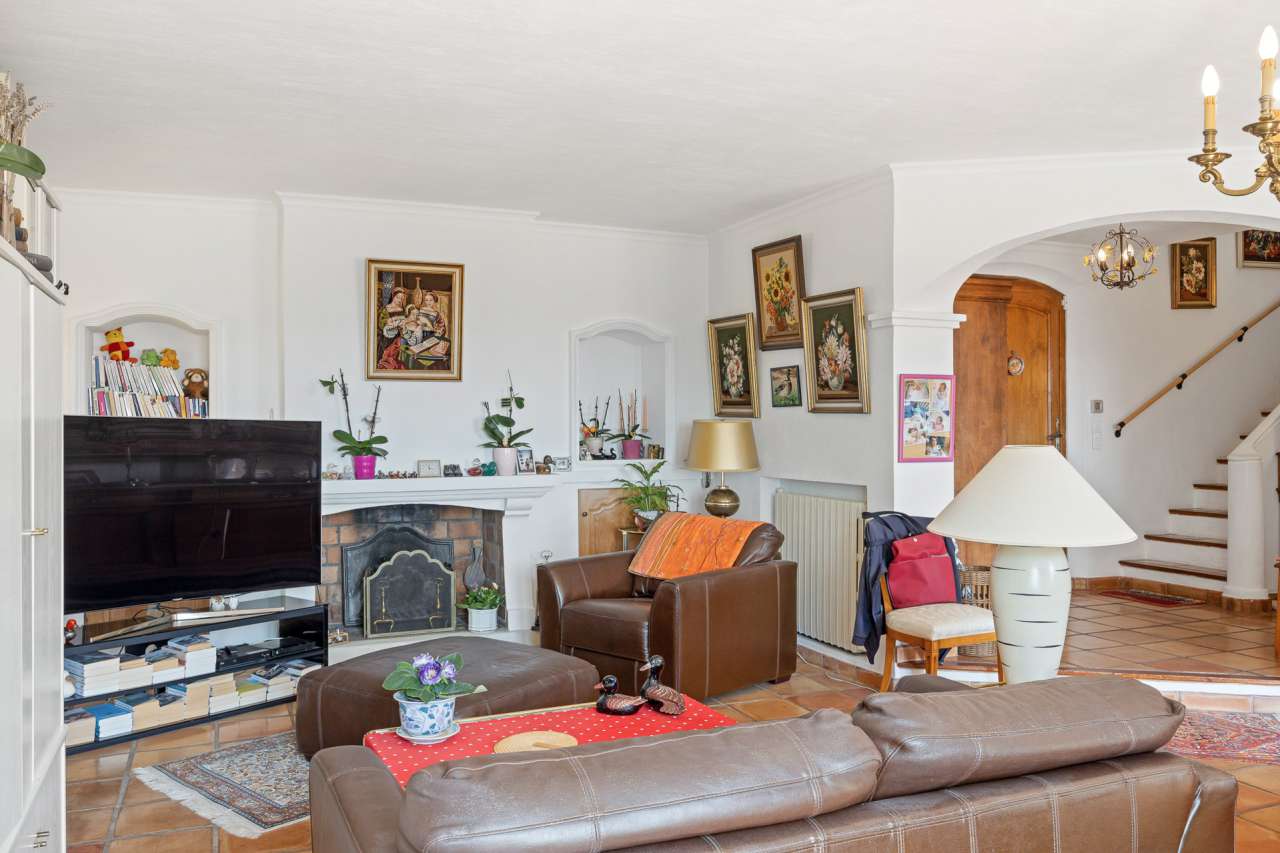 With stunning hill and sea views, this charming Provencal style 3 bedroom v