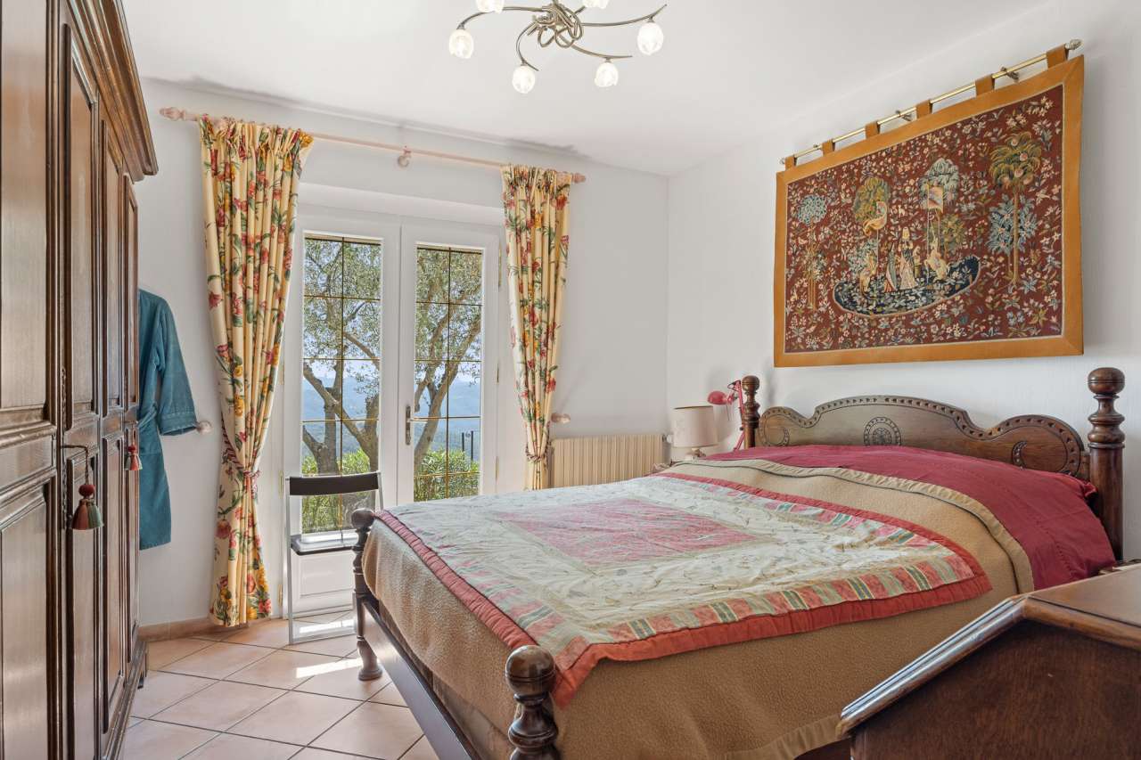 With stunning hill and sea views, this charming Provencal style 3 bedroom v