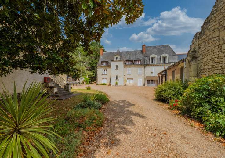 Unique opportunity to acquire an outstanding real estate complex of 3 build