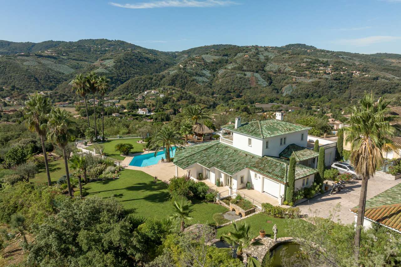 With magnificent panoramic views and superb sunsets, this superb bright, sp