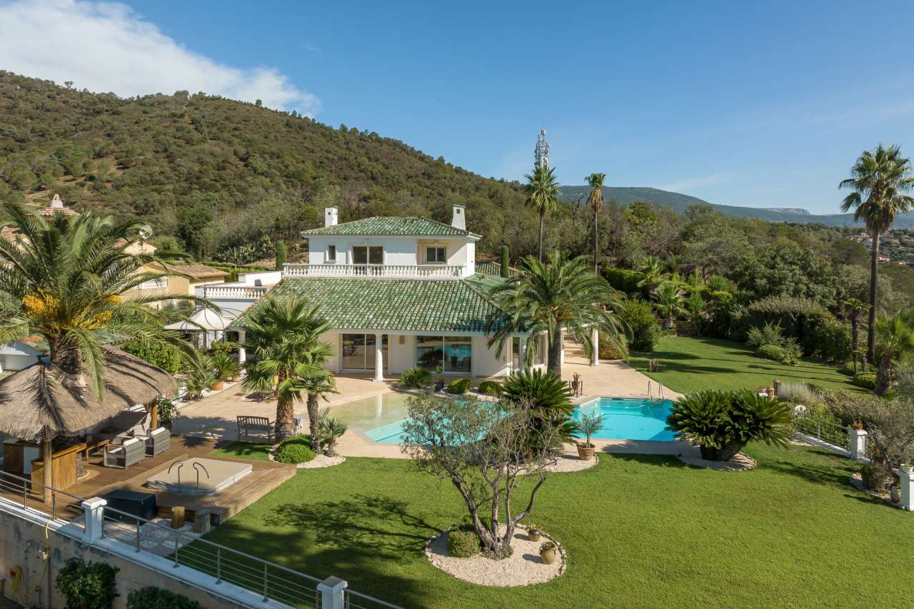 With magnificent panoramic views and superb sunsets, this superb bright, sp