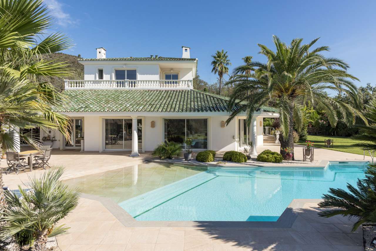 With magnificent panoramic views and superb sunsets, this superb bright, sp