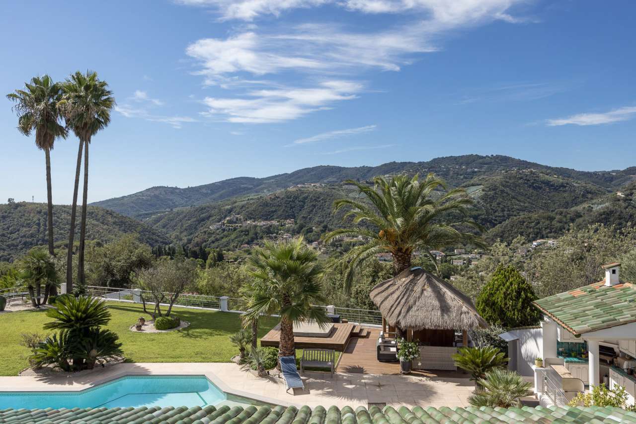 With magnificent panoramic views and superb sunsets, this superb bright, sp