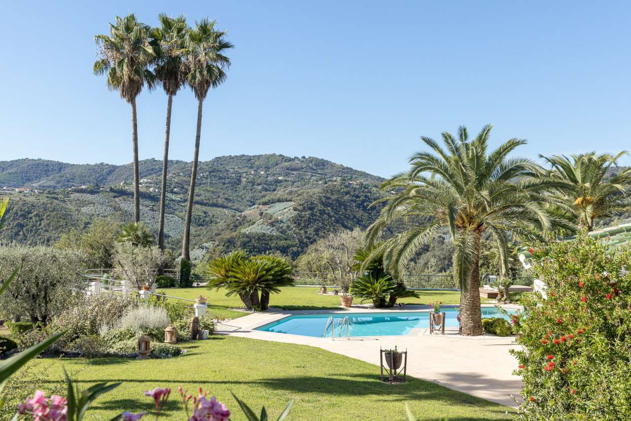 With magnificent panoramic views and superb sunsets, this superb bright, sp